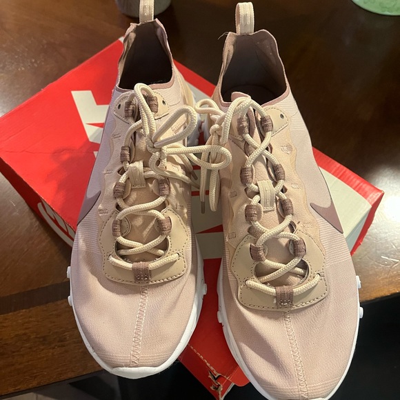 Pink Nike running shoes - Picture 2 of 5